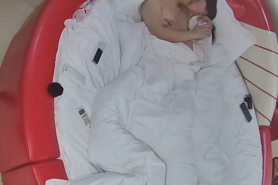 情趣台 1-2 良家少妇跟男人酒店做爱就是放得开 那晃动的幅度被子都盖不住 屁股主动翘起来让男人打桩