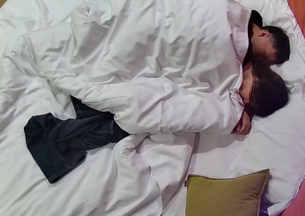 情趣台 1-5 穿衣显瘦脱衣有肉的眼镜少妇 衣服下藏着一对巨乳 男人打完第一炮休息 自己坐上去开启第二炮