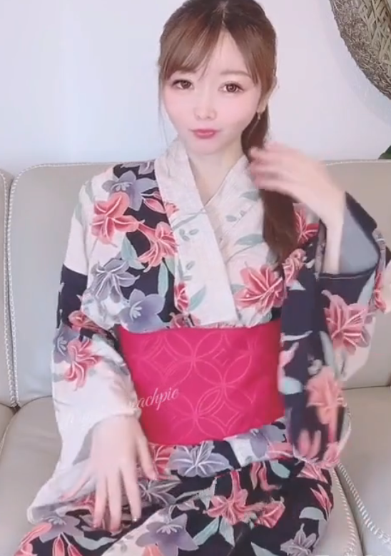 想要她的阴部充满精液，穿著和服的甜美日本女学生