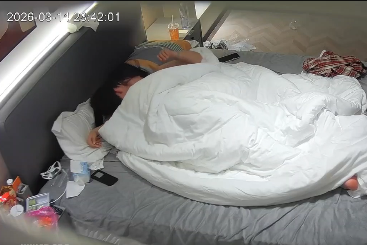 大学城 3-15 年轻情侣都是先打游戏再打炮 这美女的奶子又大又挺 还会穿情趣豹纹 被男友操得奶子乱晃