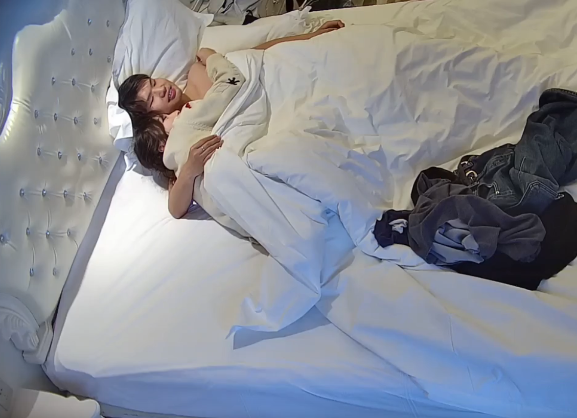 大学城 3-15 清纯活泼的双马尾女生 让男友掐着脖子狂内射 又穿上情趣黑丝侍候男友 小屁股扭起来好诱人